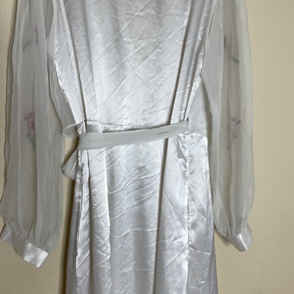 Victoria's Secret Vintage Gold Label White Embroidered Wrap Satin Robe Size M/L - Picture 10 of 10